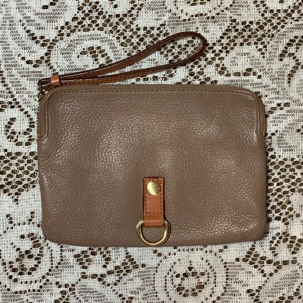🤎Tan Gap Leather Clutch🤎